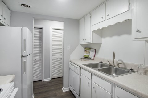 the preserve at ballantyne commons apartment kitchen and refrigerator