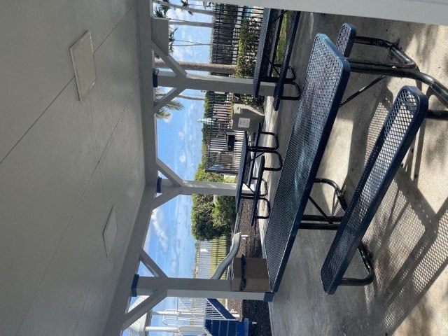 a group of benches sitting next to a building