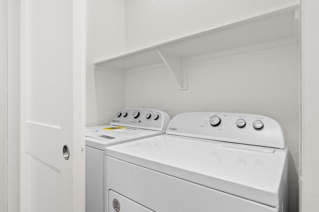 the laundry room is equipped with a washer and dryer