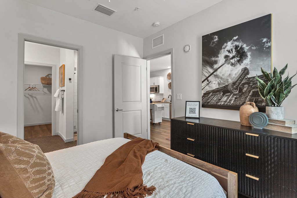a bedroom with a bed and a dresser at Casa Marti, Florida, 33605