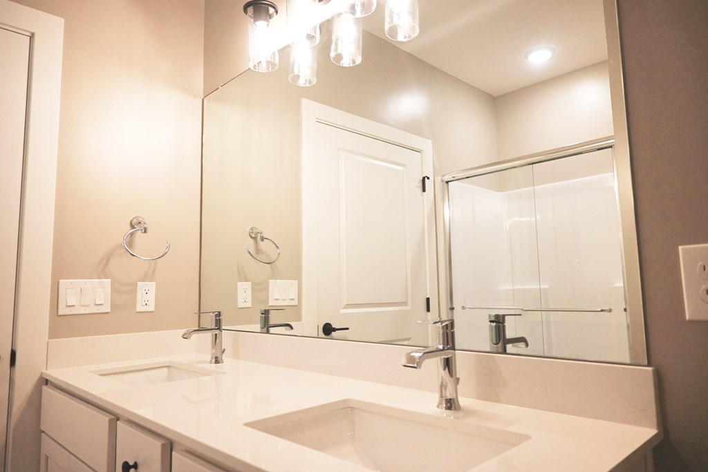 A bathroom with a sink and mirror.