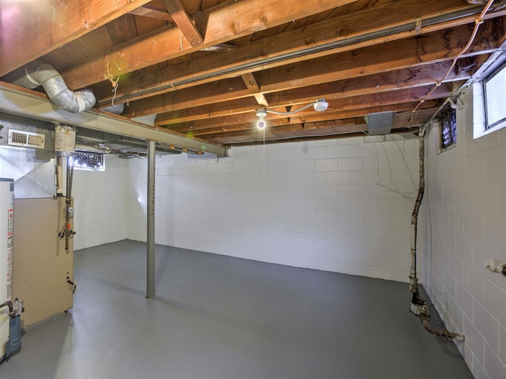 A room with a wooden ceiling and a white wall.