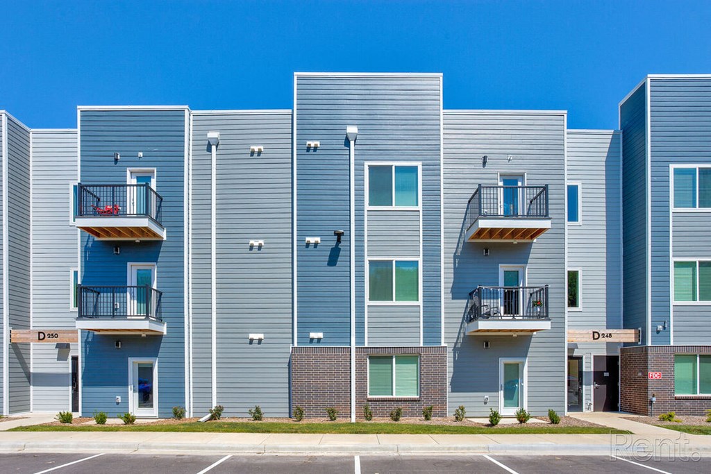 Apartment building with balconies and doorsat Lofts at Fox Ridge, Missouri