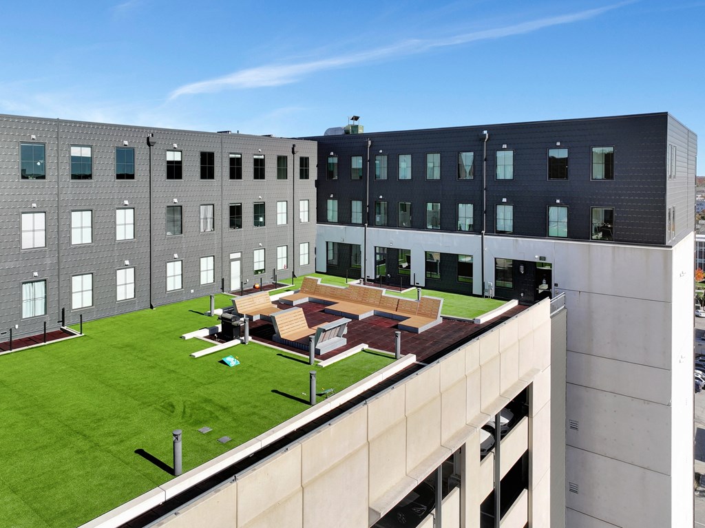 the rooftop of a building with a patio and lawn the rooftop of a building with a patio and lawn at Parkhaus Apartments,Nebraska