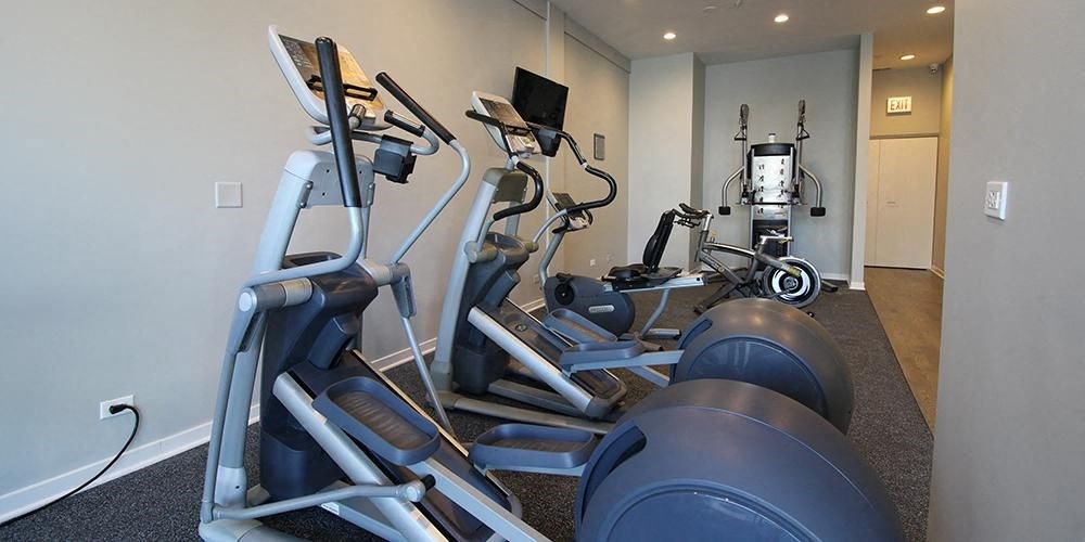 a gym with several pieces of exercise equipment  at Fullerton 1540, Chicago