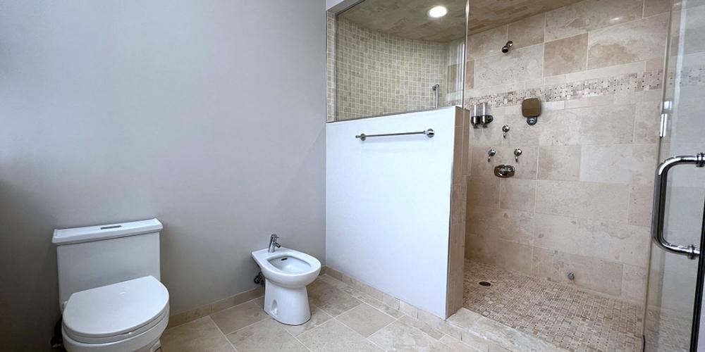 Bathroom Accessories at Lavergne 4810, Chicago, 60630