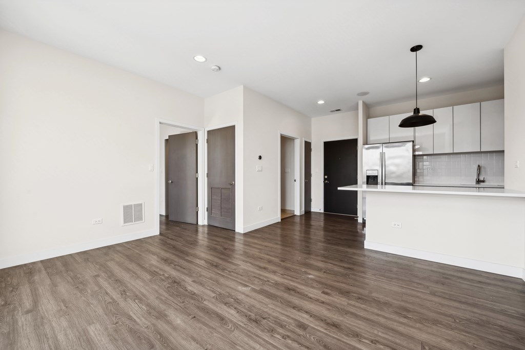 Open-concept layout at Highpoint Buena Park on Broadway featuring a modern kitchen, spacious living and dining areas, and oversized windows in a luxury apartment near Montrose Beach in Chicago’s Buena Park neighborhood