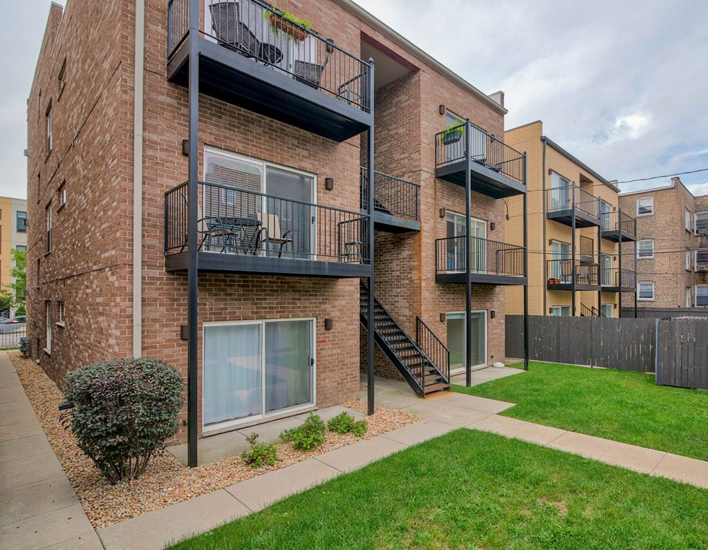 our apartments offer a spacious courtyard with grass at Montrose 3634, Chicago, IL