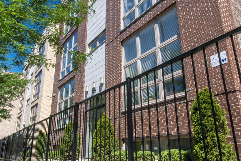 the building where the apartment is located at Montrose 3634, Chicago, IL 60618
