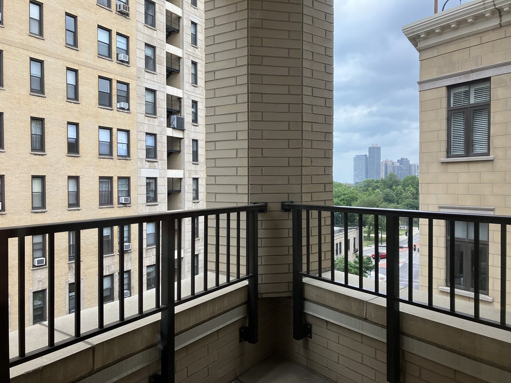 a balcony with a view of the city  at Clark 2050, Chicago, 60614