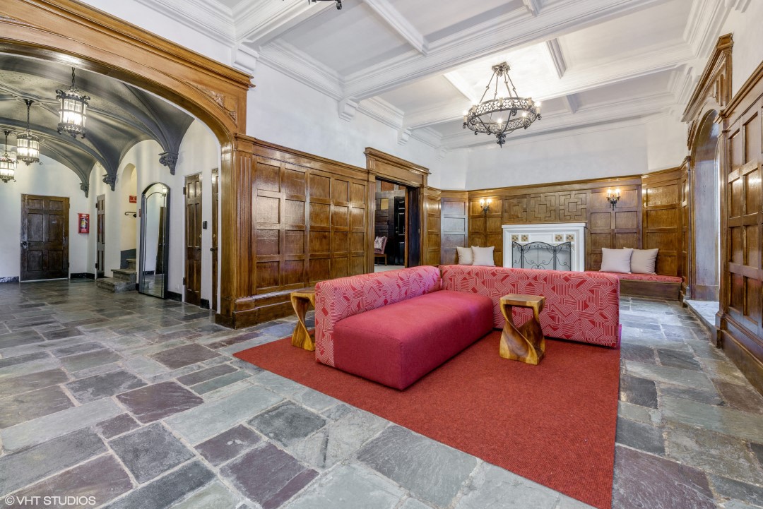 Comfortable Seating in Entryway at 1033 W Loyola, Chicago, IL