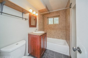 Bathroom with a full size tub - Photo Gallery 7