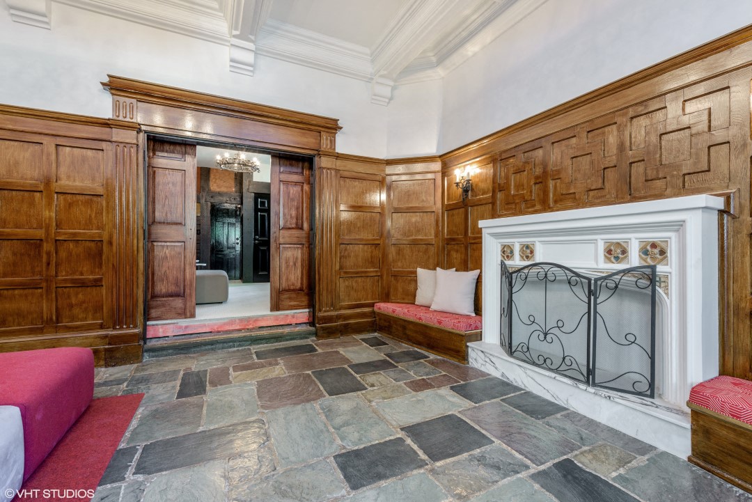 Fireplace in Entryway at 1033 W Loyola, Chicago, 60626