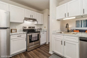 Upgraded Eat-in Kitchen Upgraded Eat-in Kitchen - Photo Gallery 4