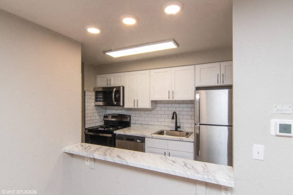 Breakfast bar sitting area and subway tile backsplash in the kitchen