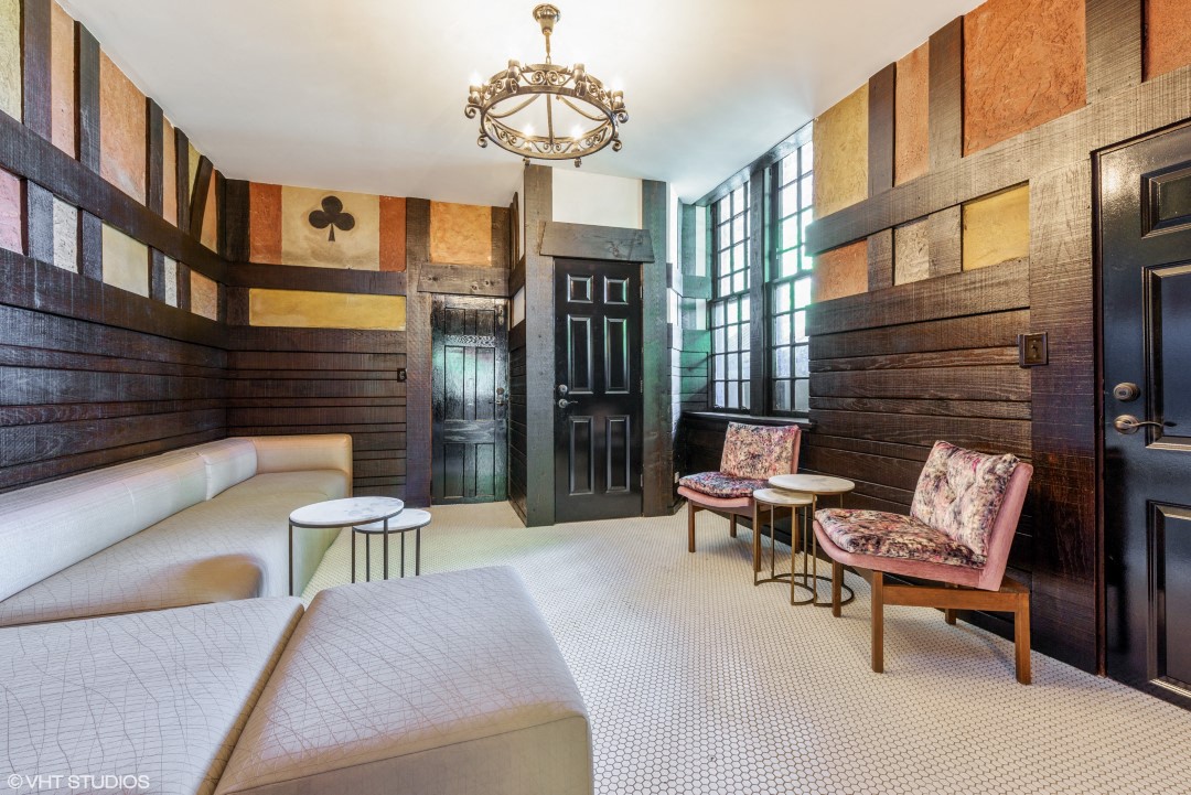 Resident lounge at 1033 W Loyola, Chicago, Illinois