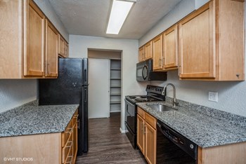 Spacious kitchen with granite counter tops Spacious kitchen with granite counter tops - Photo Gallery 2