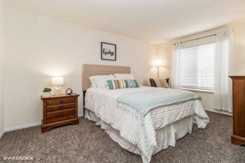 Large bedroom with walk-in closet Large bedroom with walk-in closet - Photo Gallery 5