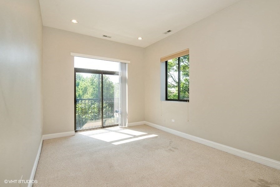 Bright bedroom with balcony access - 2 Bedroom