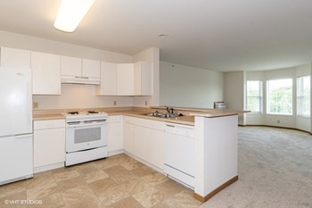Kitchen with breakfast bar Kitchen with breakfast bar - Photo Gallery 3