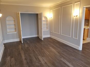 Crown Molding  at 1033 W Loyola, Chicago, IL