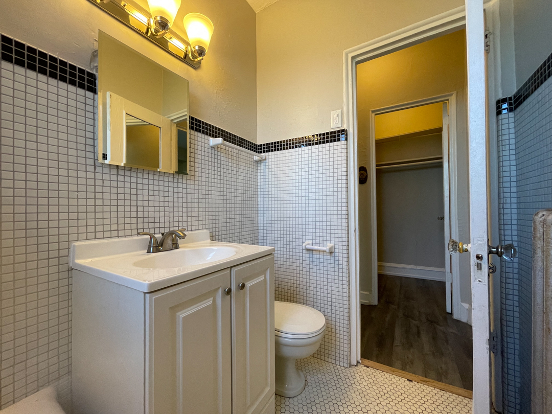 Tiled Bathroom at 1033 W Loyola, Chicago, Illinois