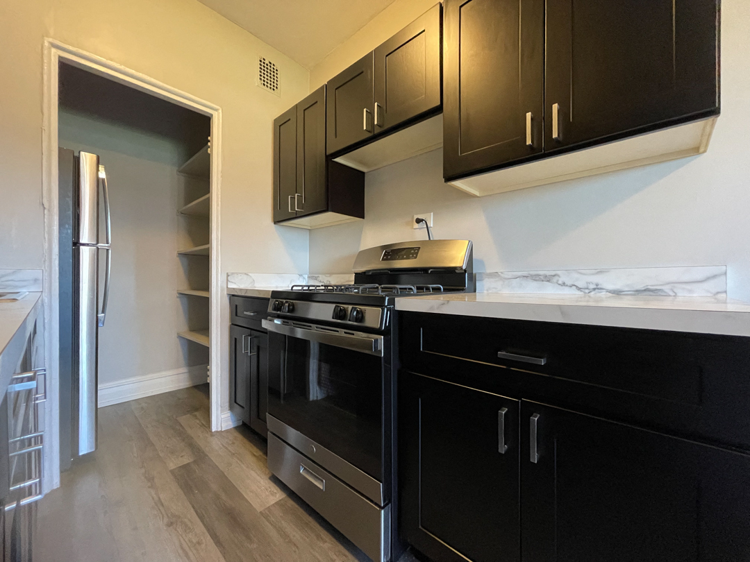 Modern Cabinetry at 1033 W Loyola, Chicago, Illinois