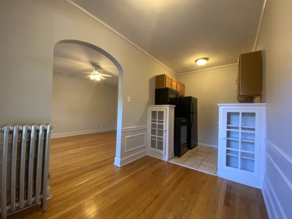 Kitchen and dining area - Charlie Chaplin One Bedroom
