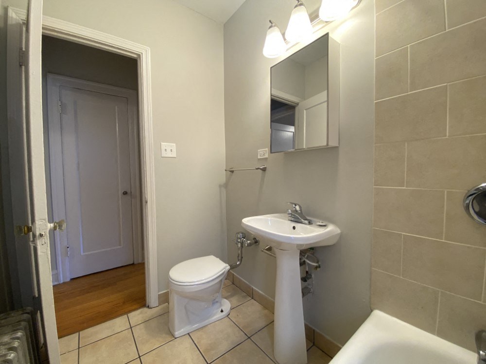 Bathroom - Charlie Chaplin One Bedroom