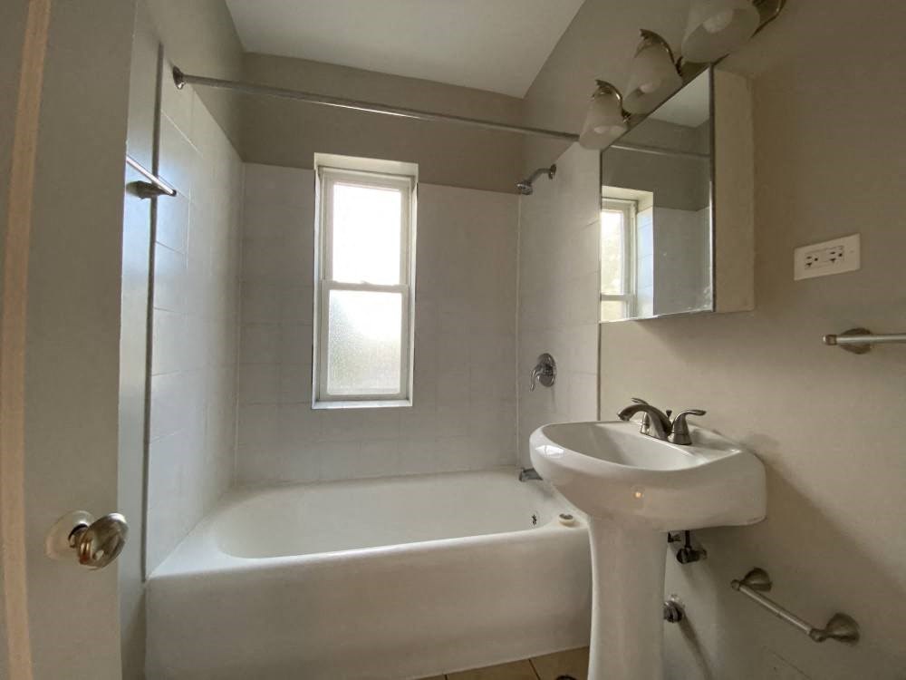 Full bathroom with a tub - George Spoor Studio