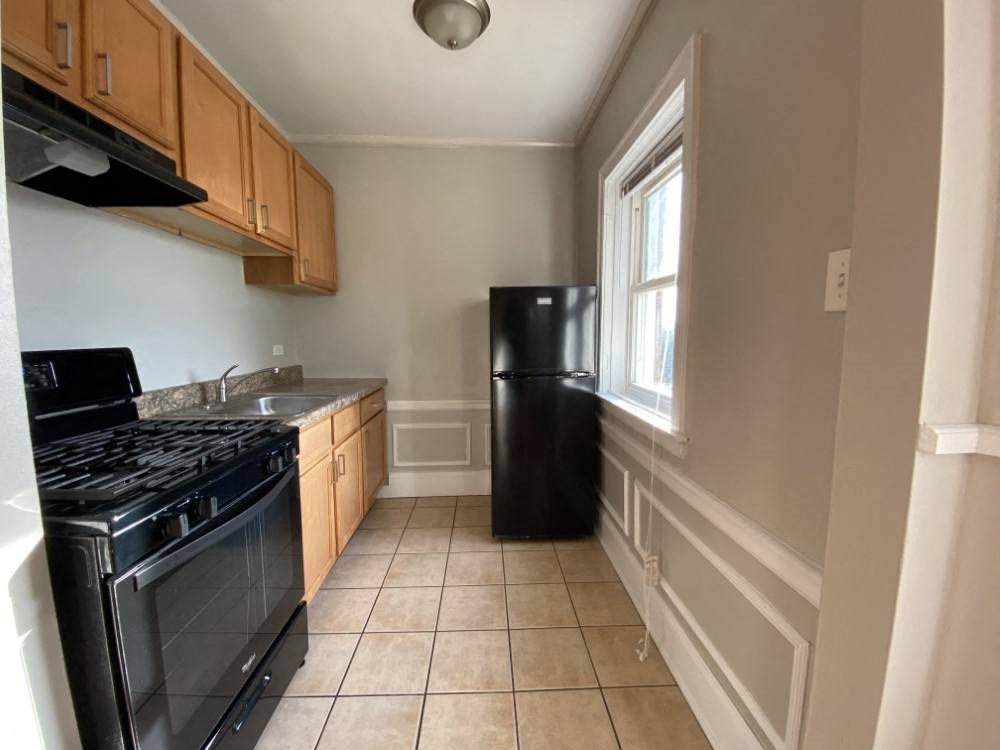 Galley style kitchen - George Spoor Studio