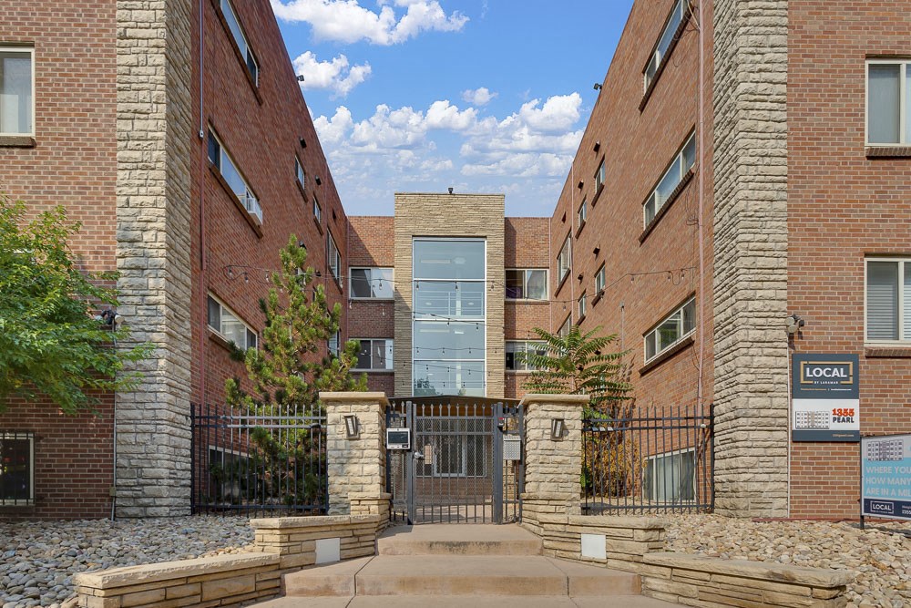 1335 E Pearl Entrance