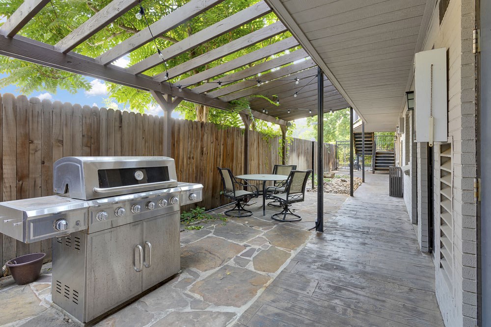 Community grill at 1443 Elizabeth