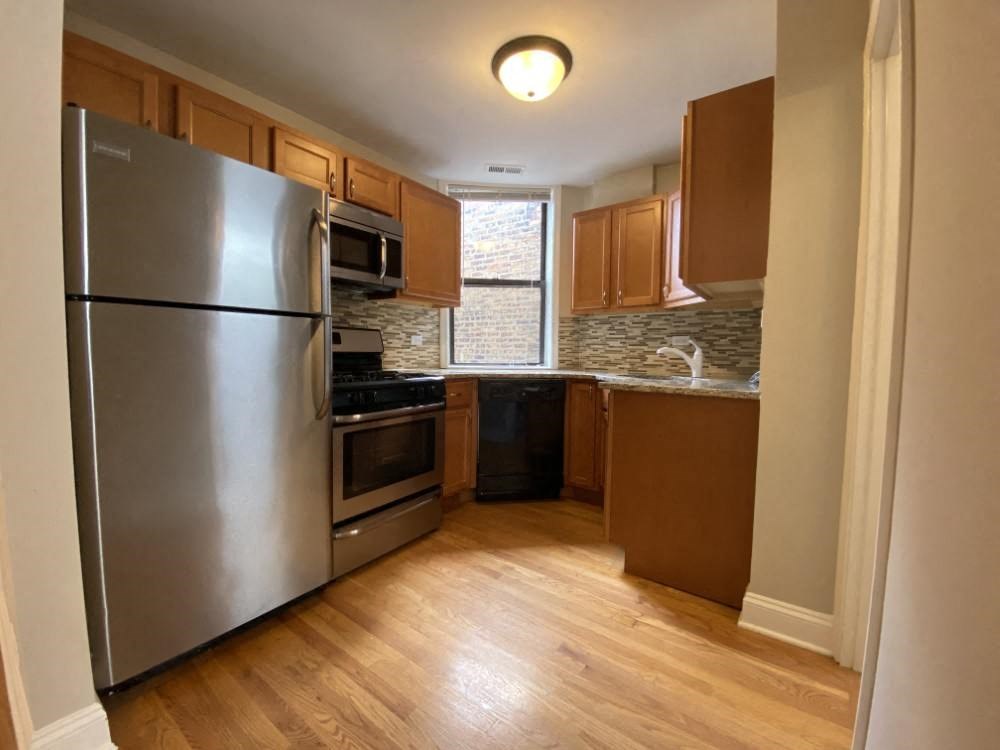 Kitchen with tiled backsplash and stainless steel appliances - 1 Bedroom