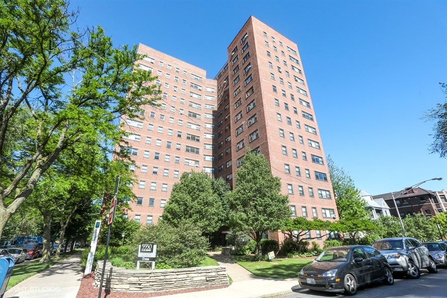 Nicely maintained exterior buildings  at 5550 S Dorchester, Illinois