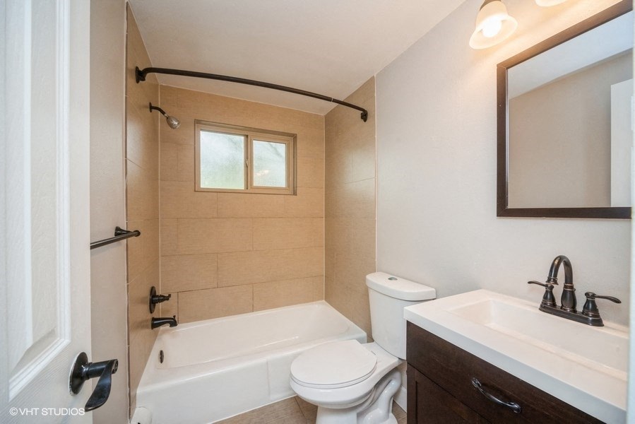 Bright bathroom with tub at 23–33 Pearl St in Denver, CO