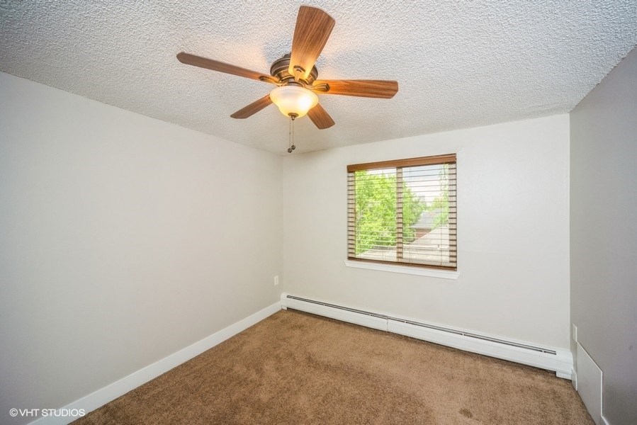Plush carpeting in the bedrooms at 23–33 Pearl St in Denver, CO