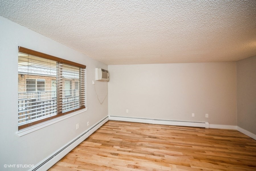 Wood slat blinds on the windows.  Lots of natural lighting at 23–33 Pearl St in Denver, CO