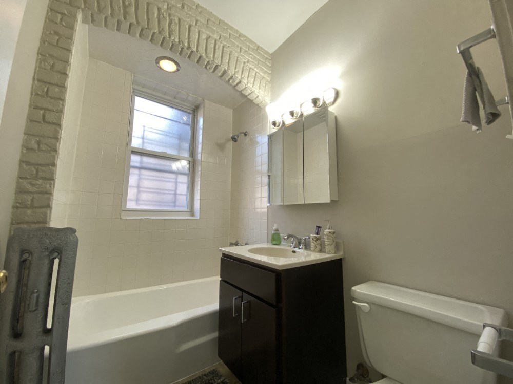 Bathroom with a full tub with tiled surround - 2 Bedroom A