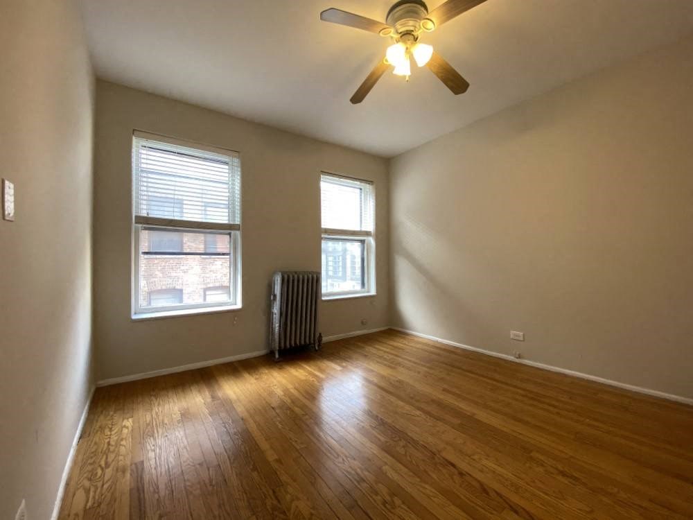 Two large windows in the bedroom - 2 Bedroom B