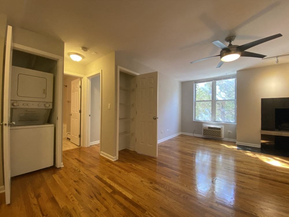 Ceiling fan in the living room - Large One Bedroom