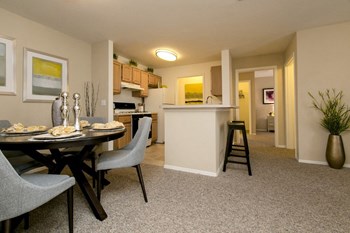 Dining area off the kitchen and a breakfast bar Dining area off the kitchen and a breakfast bar - Photo Gallery 2