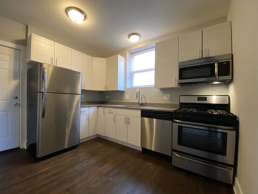 Kitchen with built-in microwave - 3 Bedroom