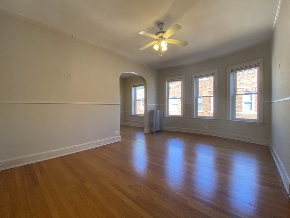 Tons of windows with natural lighting - Helen Dunbar Studio