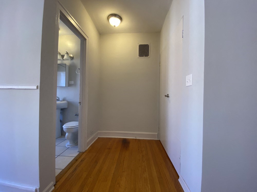 Hallway to bathroom - Helen Dunbar Studio