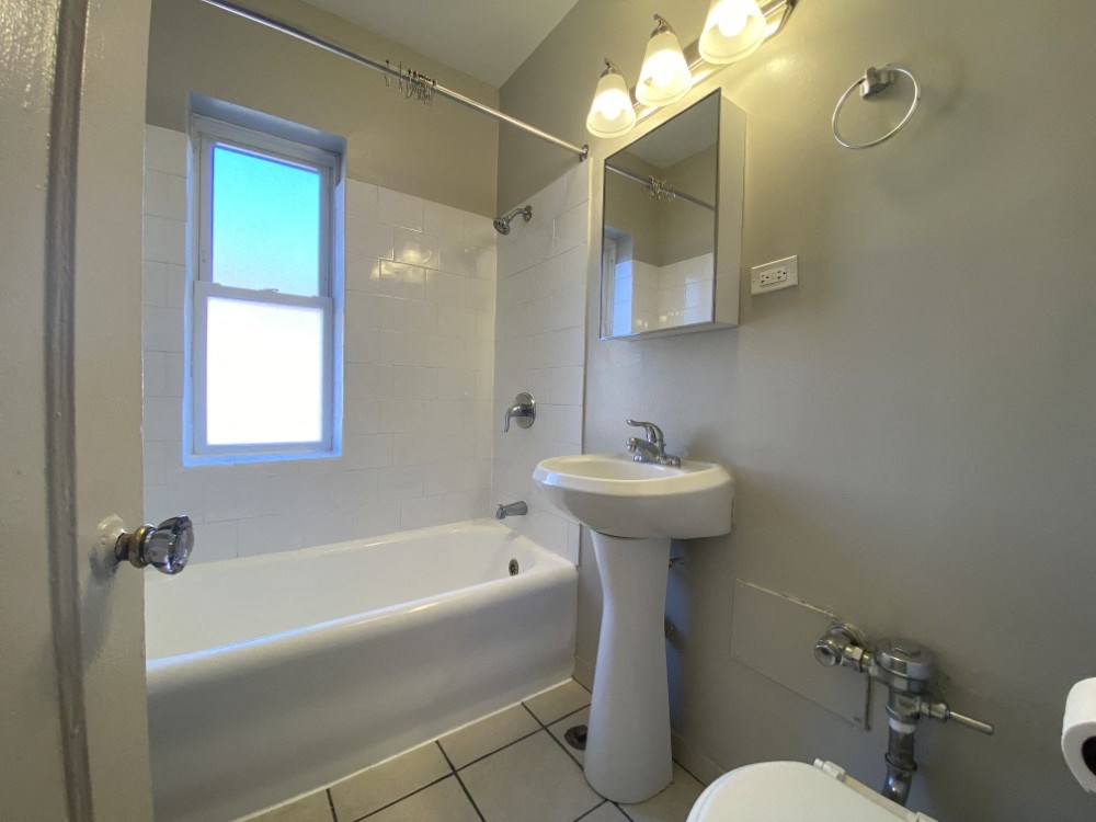 Full bathroom - Helen Dunbar Studio