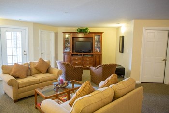Relax and chat with neighbors around the community in common area seating nooks Relax and chat with neighbors around the community in common area seating nooks - Photo Gallery 6