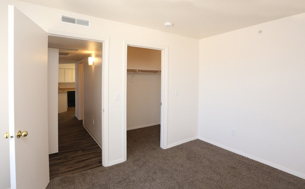 Spacious bedroom with a closet at Canon de Arrowhead in Albuquerque, New Mexico