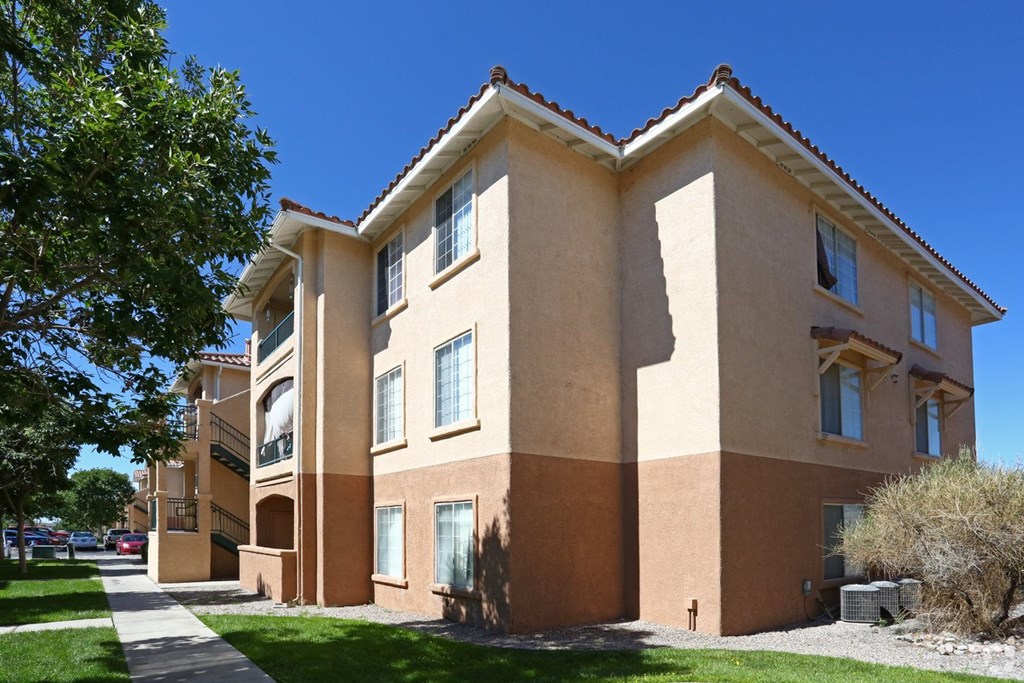 Nicely maintained exterior buildings at Canon de Arrowhead in Albuquerque, New Mexico