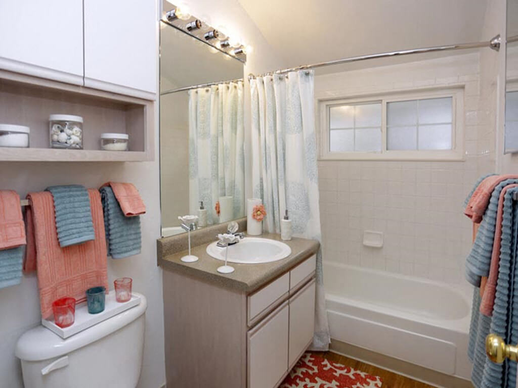 Spacious townhome bathroom